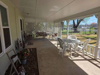 Main picture of 1006 E Highway St