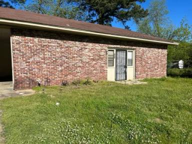 Main picture of 701 N Kenwood Rd