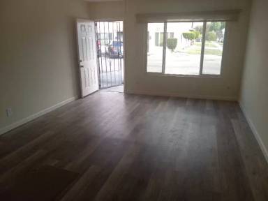 Main picture of 9827 Walnut St