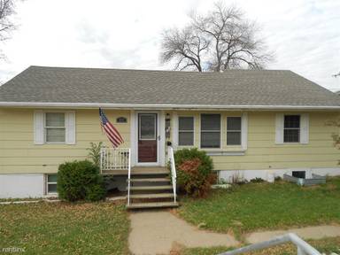 Main picture of 811 1/2 6th Ave NW