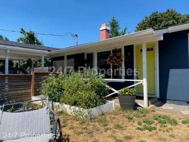 Main picture of 8425 SE Main St