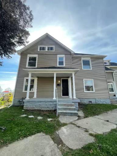Main picture of 912 Riverview Ter