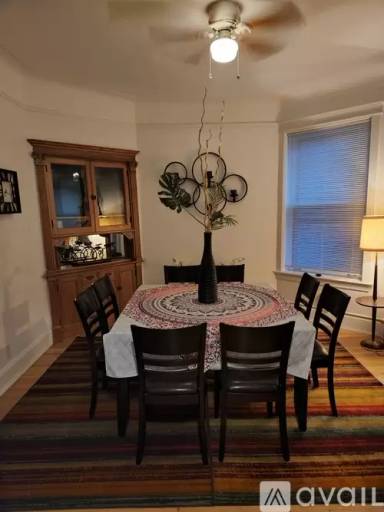 Main picture of 826 W Roscoe St