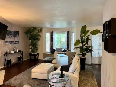 Main picture of 999 Porter Ave