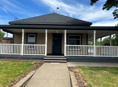 Main picture of 221 E Main St