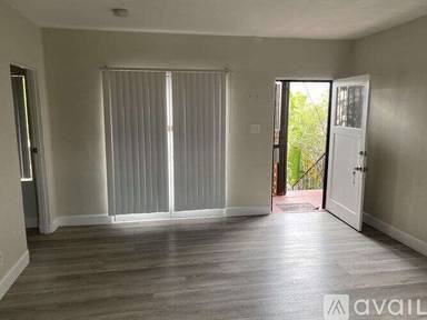 Main picture of 824 W 80th St