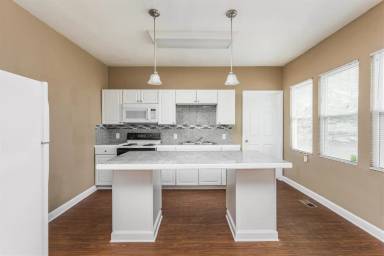 Main picture of 3121 E Michigan St