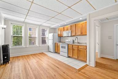 Main picture of 1440 W Howard St