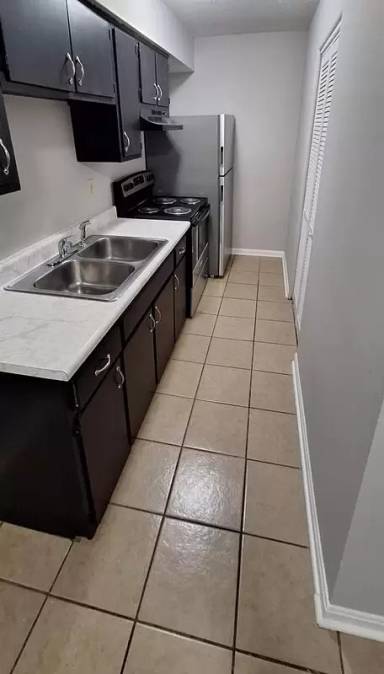 Main picture of 672 Knox Blvd