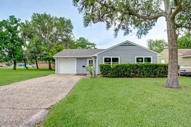 Main picture of 215 Acacia St