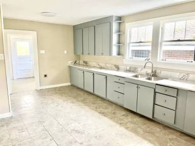 Main picture of 5024 Sherwood St