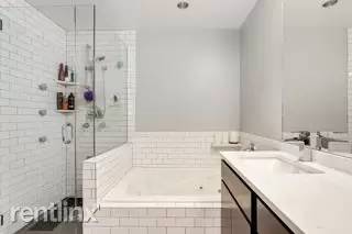 Main picture of 815 N Marshfield Ave