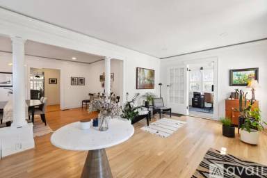 Main picture of 956 Los Angeles Ave NE