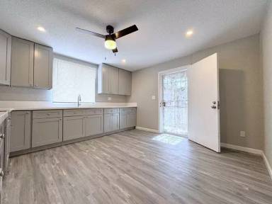 Main picture of 1414 E 61st St