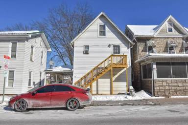 Main picture of 202 Main St