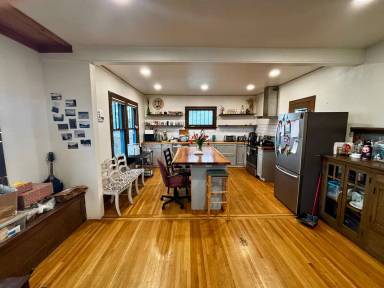 Main picture of 202 E 7th St