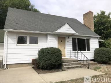 Main picture of 1225 NE Orchard Dr