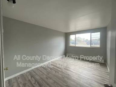 Main picture of 1590 Clinton St