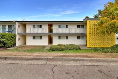 Main picture of 2760 Willamette St