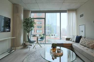 Main picture of 305 W Illinois St