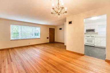 Main picture of 5005 Winona Ave