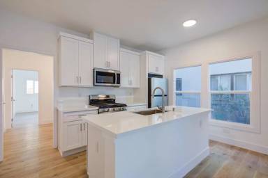Main picture of 4886 Lexington Ave