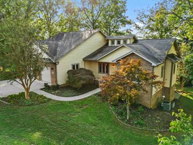 Main picture of 372 Parkwood Cir