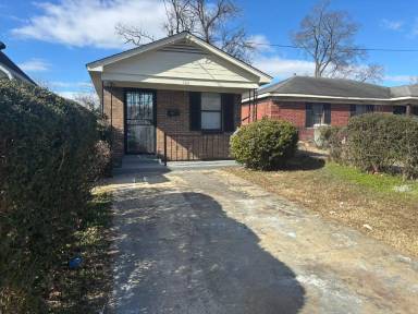 Main picture of 899 Tully St