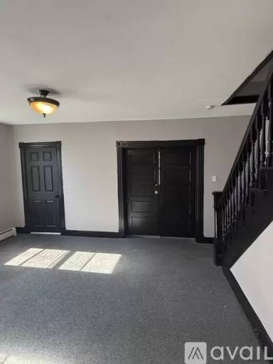 Main picture of 140 Center St