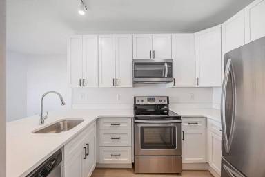 Main picture of 984 N High St