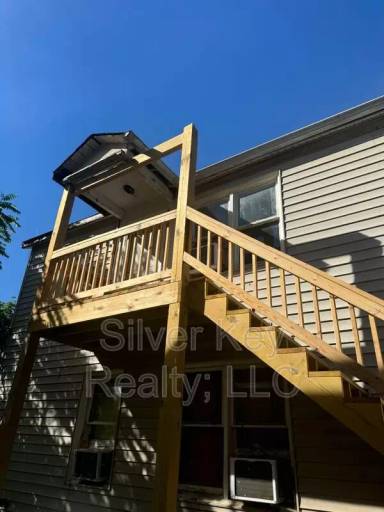 Main picture of 605 E Madison Ave