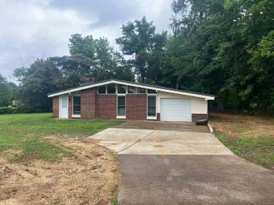 Main picture of 7 Concord Dr