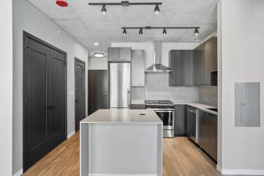 Main picture of 967 W Washington Blvd