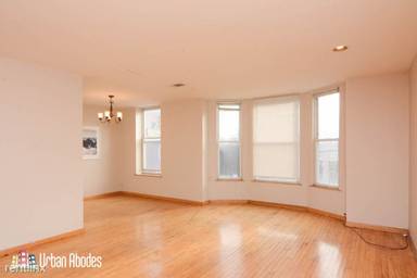 Main picture of 1224 W Belmont Ave
