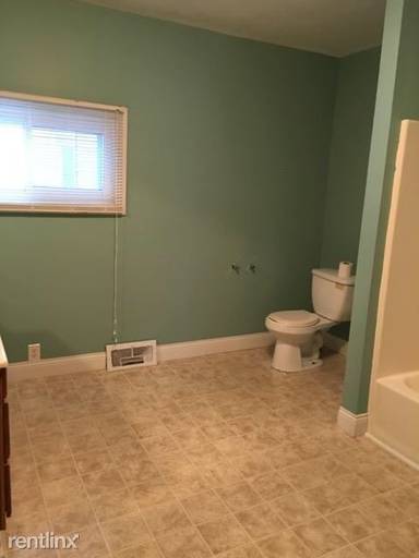 Main picture of 120 E Oak St