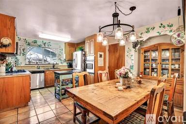 Main picture of 792 Lathrop St