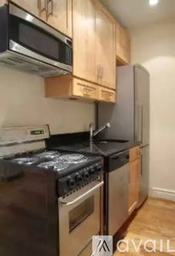 Main picture of 326 E 35th St