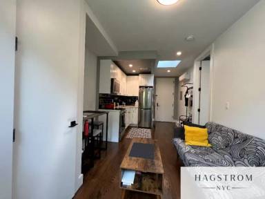 Main picture of 425 E 5th St