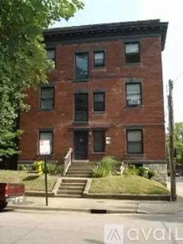Main picture of 215 W Lee St