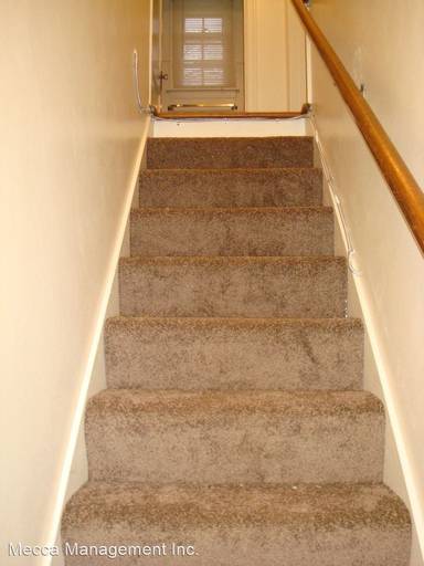 Main picture of 128 134 1/2 Univ Ln