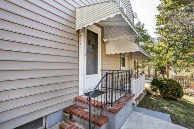 Main picture of 208 Warren Rd