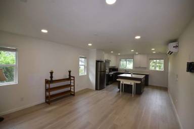 Main picture of 4633 Chicago Ave