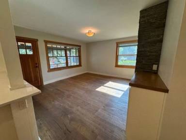 Main picture of 225 NW Wall St