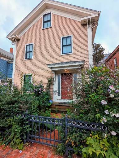Main picture of 24 Mount Auburn St