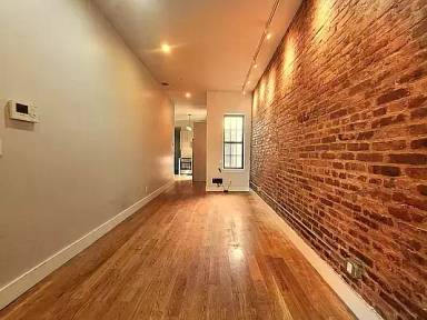 Main picture of 317 Cornelia St