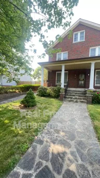 Main picture of 1241 Monroe St NE