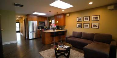 Main picture of 2104 W Roscoe St