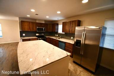 Main picture of 1002 Sam Hill St
