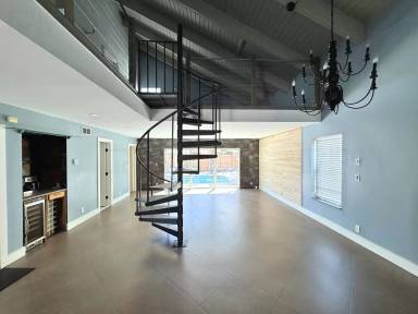 Main picture of 2553 Bessie St
