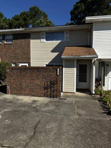 Main picture of 210 Sharon Ct